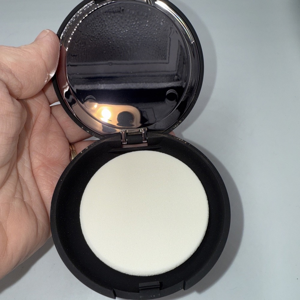 IT COSMETICS CELEBRATION FOUNDATION ILLUMINATION POWDER FOUNDATION RICH 0.30 OZ - Picture 5 of 5